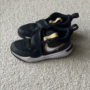 Nike Team Hustle D11 Basketball sneaker - size 2